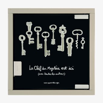 Foto av nostalgiskt nyckelskåp med dekorativa detaljer