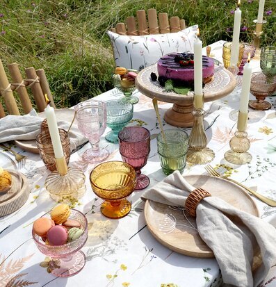 Bild av lantlig elegans: Färgglad och harmonisk dukning