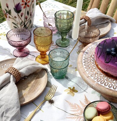 Bild av stämningsfull utomhusdukning med eleganta glas