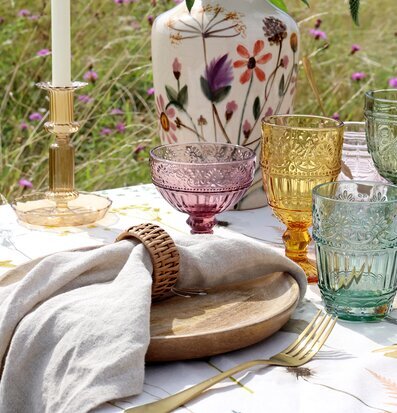 Bild av vacker utomhusdukning med blomsterarrangemang