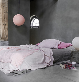 Bild av modernt sovrum med lugn och harmonisk stil