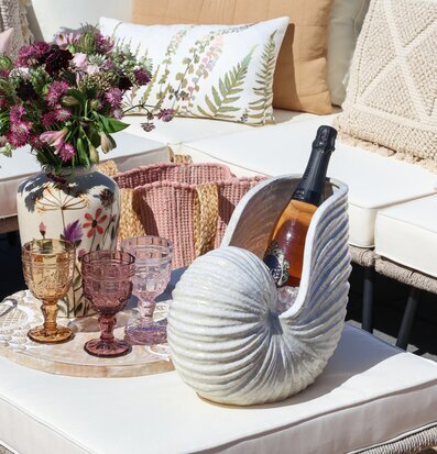 Bild av smakfullt inredd utemiljö med vin och blommor