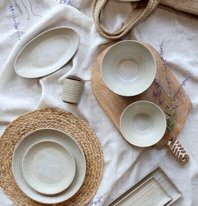 Bild av smakfullt arrangerad porslinssamling i jordtoner