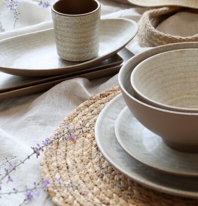 Bild av stilfullt arrangerad scen med eleganta serviser