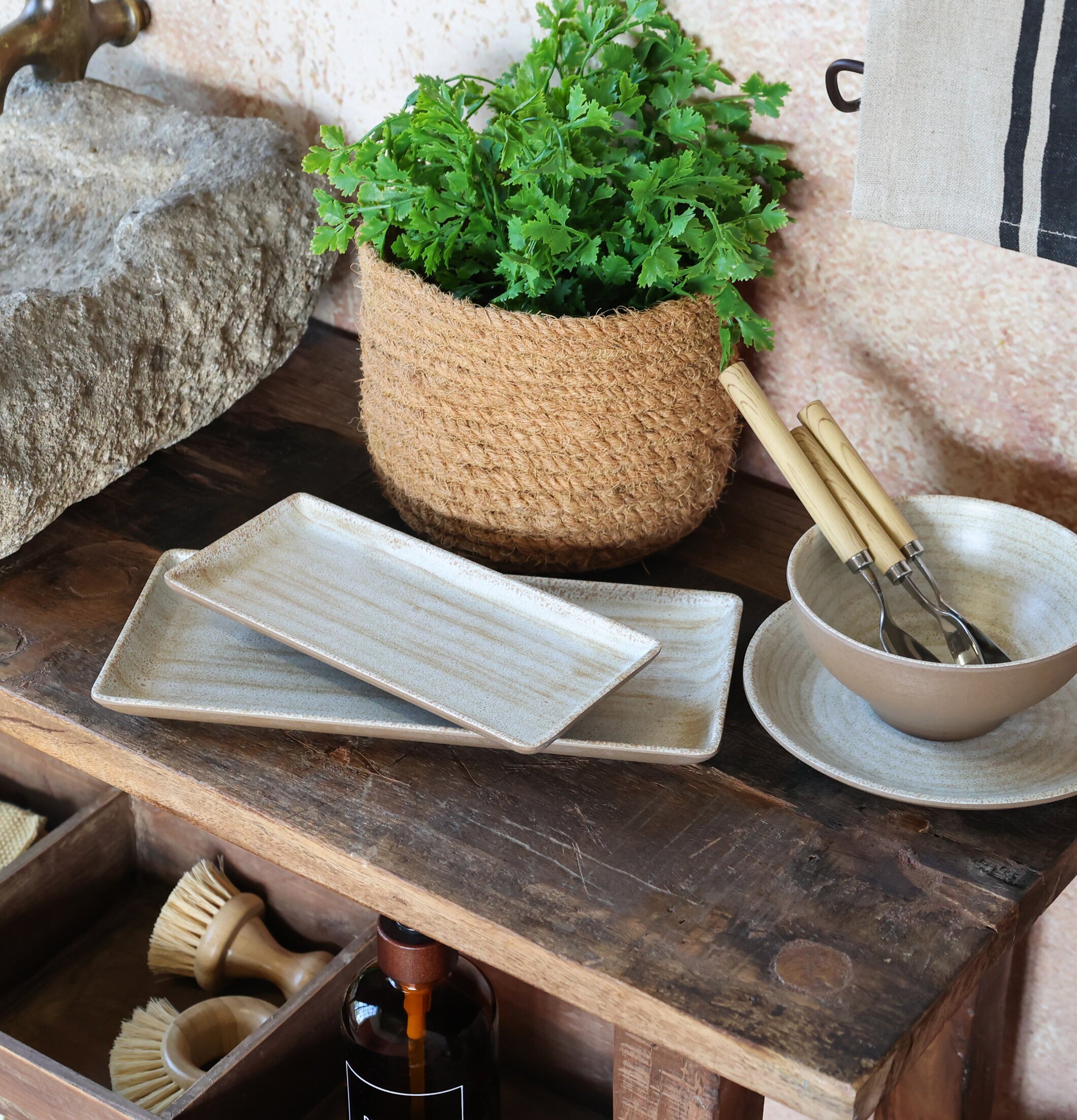 Bild av rustikt kök med melamintallrikar och trädetaljer