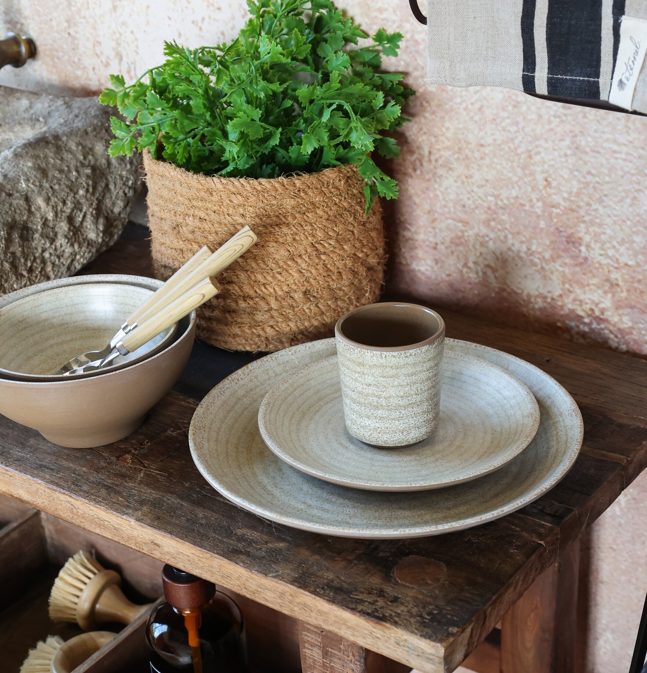 Bild av dukat bord med jordnära toner och harmonisk känsla