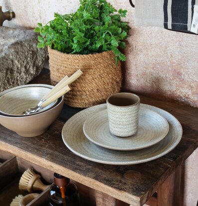 Bild av rustik köksmiljö med harmonisk servisdisplay