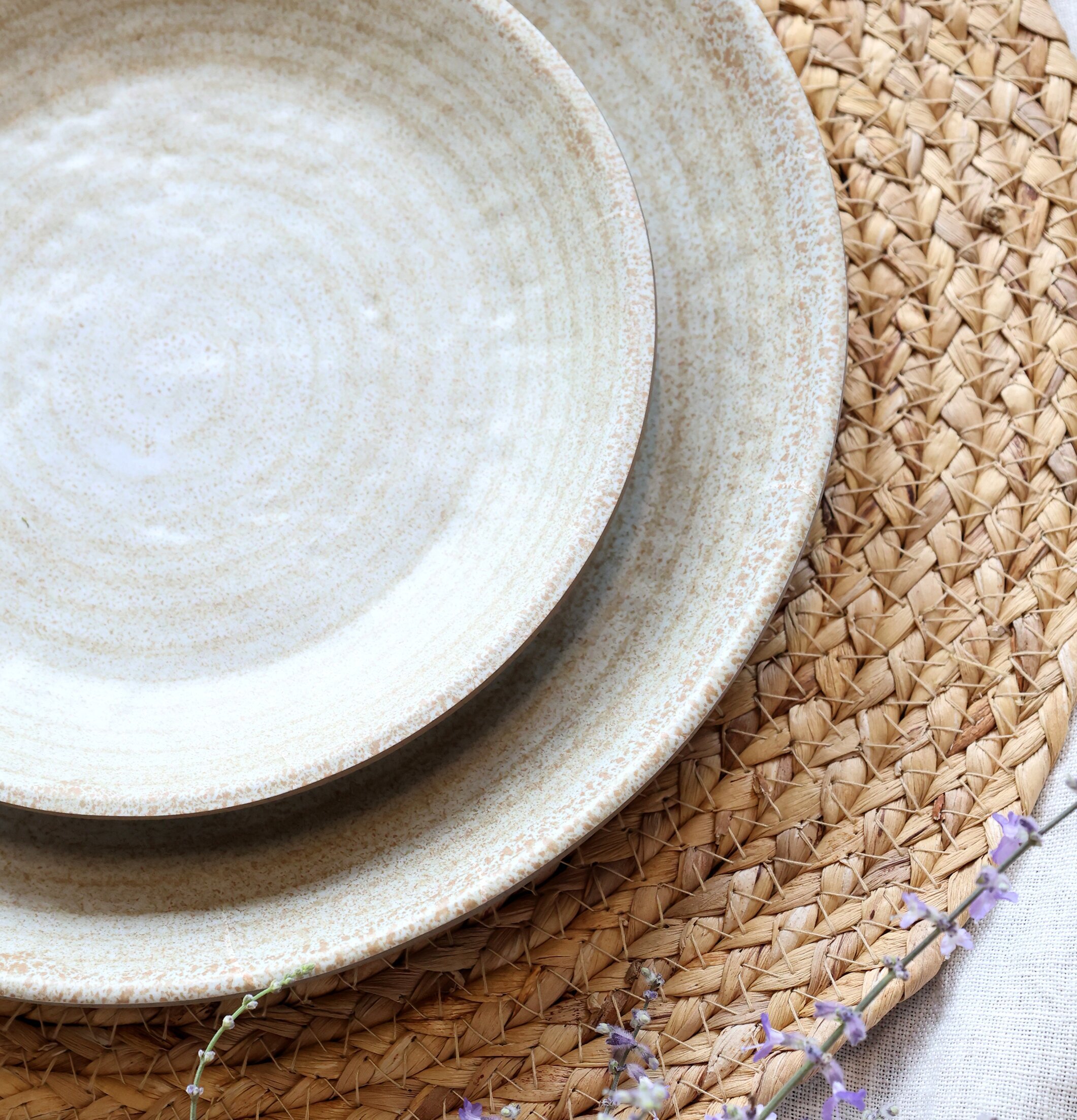 Bild av harmonisk dukning med rustika och naturliga inslag