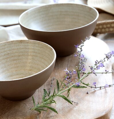 Bild av två skålar på träskärbräda med blommor