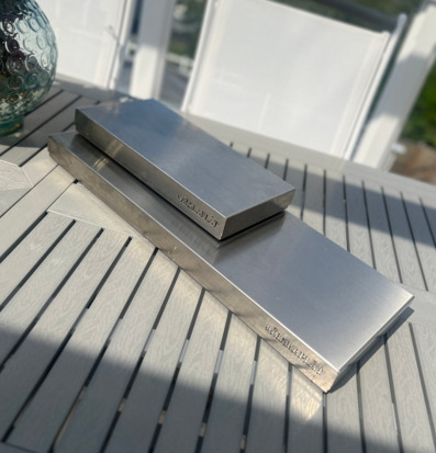 Bild av stilren kylplatta på träbord i ljus miljö