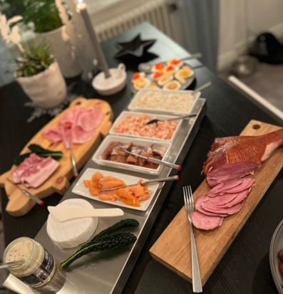 Foto av smakfullt upplagd buffé med kallskuret och lax