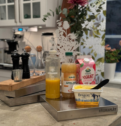 Bild av stilfull köksmiljö med kylplatta och produkter