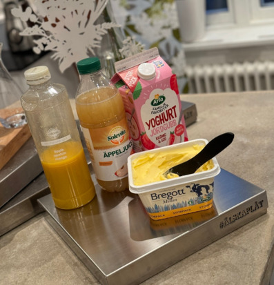 Bild: Harmonisk scen med drycker och smör på kylplatta