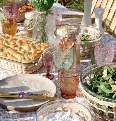 Bild av stilfull dukning med aperitifglas och blommor