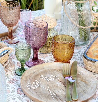 Bild av vackert dukat bord med eleganta detaljer