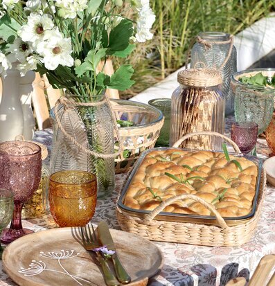 Bild av lantlig och elegant utomhusdukning i solljus