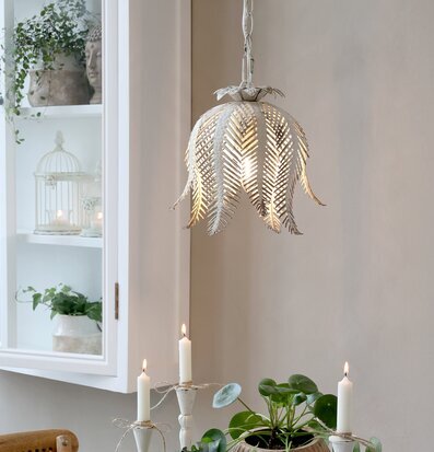 Bild av elegant taklampa i harmonisk och stilren interiör