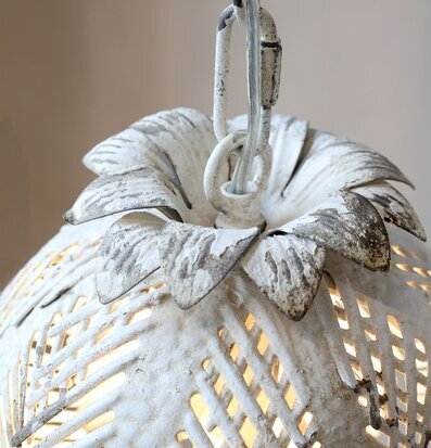 Bild av rustik taklampa med bladmönster i antikvitt