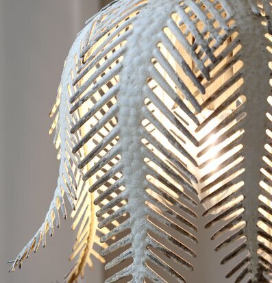 Bild av unik taklampa med blad och antikvit finish