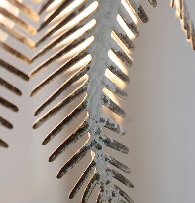 Bild av unik taklampa med intrikat design och antik finish