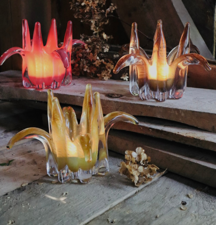 Bild av tre unika ljuslyktor i glas och rustik miljö