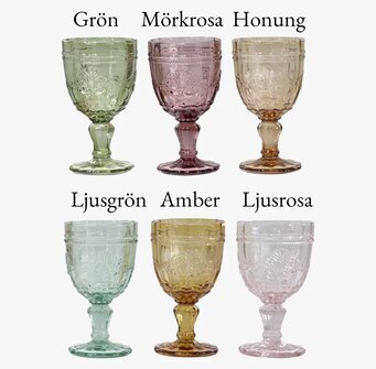 Bild av eleganta vinglas i unika färger och mönster