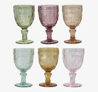 Bild av färgglada vinglas med klassiskt dekormönster