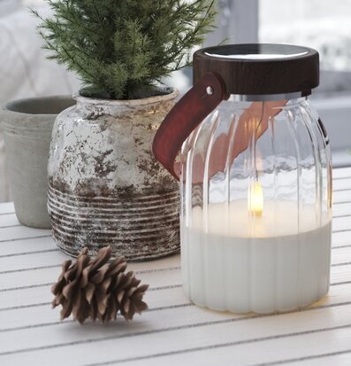 Bild av glaslykta med rustik charm och harmonisk bakgrund