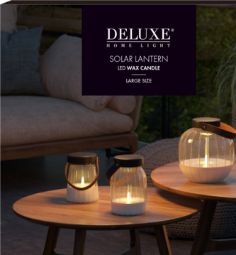 Foto av stilfull inomhusmiljö med glaslyktor och soffa