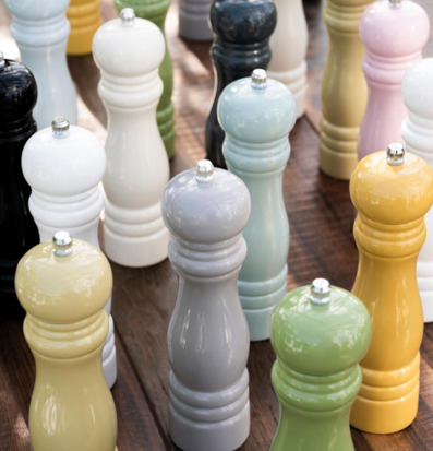 Bild av eleganta salt- och pepparkvarnar i olika färger