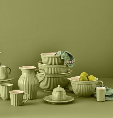 Bild av harmoniskt arrangerade köksprodukter i grönt