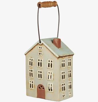 Bild av charmig ljuslykta i form av ett litet hus