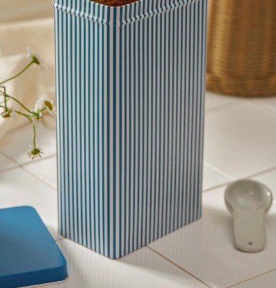 Bild av randig plåtburk för köksförvaring i hemtrevlig miljö