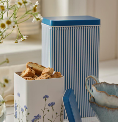 Bild av stilrena köksdetaljer med randiga plåtburkar