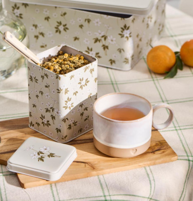 Bild av harmonisk köksmiljö med plåtburk och keramikmugg