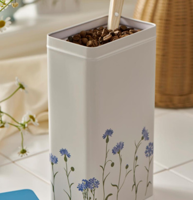 Bild av stilfull plåtburk med lantligt blommönster