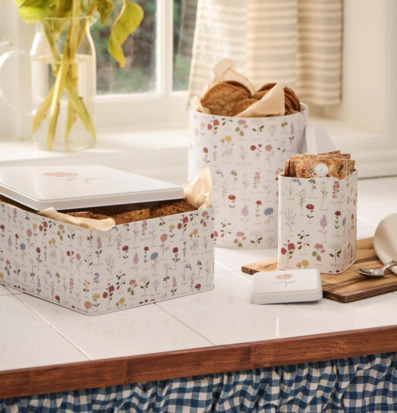 Bild av stilfullt kök med plåtburkar och solrosor