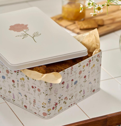 Bild av charmig köksscen med plåtburk och blommor