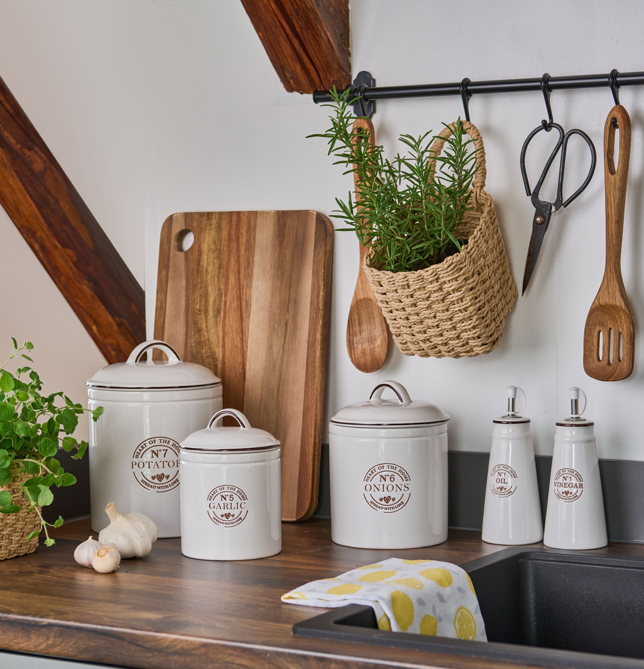 Bild av ett harmoniskt och funktionellt kök med stil