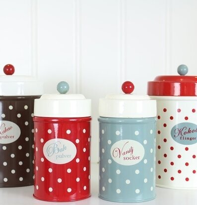 Bild av färgglada retro plåtburkar för köksförvaring