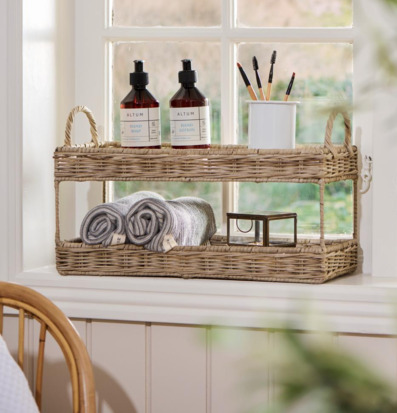 Bild av tvåvånings rottingbricka i solbelyst fönster