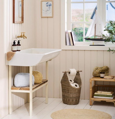 Bild av ett stilrent badrum med naturliga material