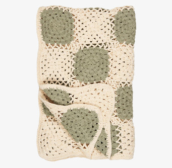 Bild av virkad pläd i crème och grönt med blommotiv