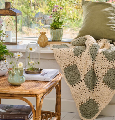 Bild av harmonisk interiör med virkad pläd och rottingbord