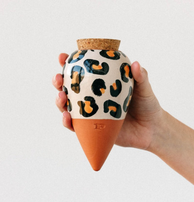 Bild av dekorativ vattenbehållare med leopardmönster