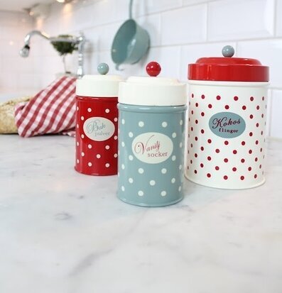 Bild av charmiga retroinspirerade plåtburkar i kök