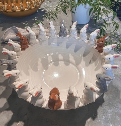 Bild av stilren keramikskål med kaninmotiv och detaljer