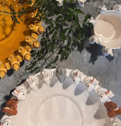 Bild av kreativ och detaljrik keramikskål med kaniner