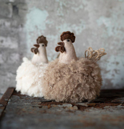 Bild av dekorativa påsktuppar i rustik miljö