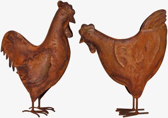 Bild av dekorativa tupp- och hönsfigurer i rostig metall